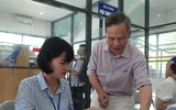 Người dân Hà Nội hào hứng đi làm thẻ xe buýt miễn phí
